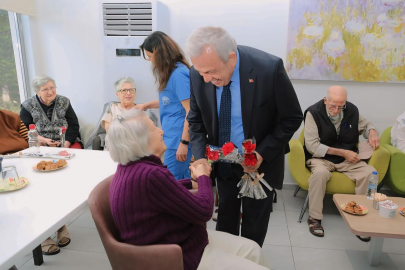 Başkan Özdemir’den huzurevindeki annelere sürpriz ziyaret